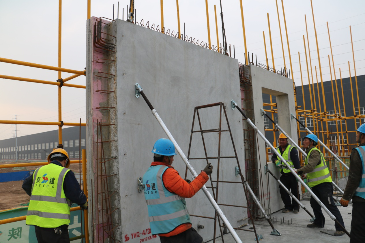 陜建建筑產(chǎn)業(yè)基地裝配式公寓樓順利實(shí)施吊裝